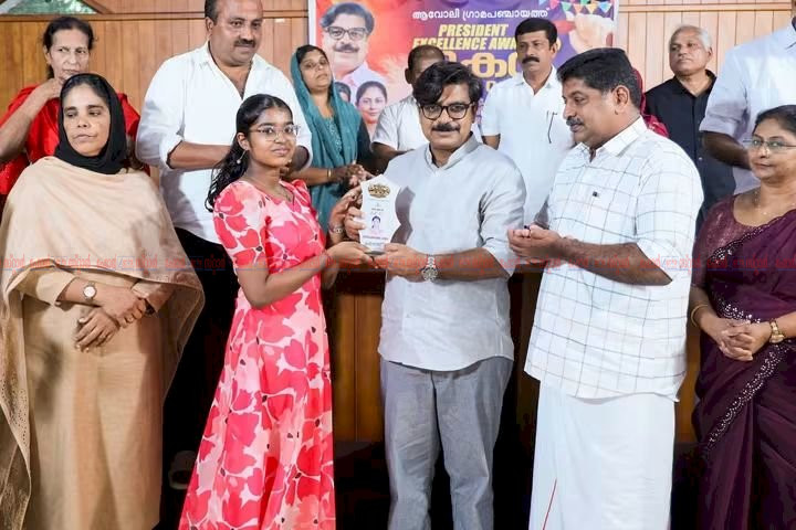 ​ആവോലി ഗ്രാമപഞ്ചായത്ത് പ്രസിഡന്റ്സ് എക്സലൻസ് അവാർഡ് വിതരണം മൂവാറ്റുപുഴ എം.എൽ.എ ഡോ. മാത്യു കുഴൽനാടൻ ഉദ്ഘാടനം ചെയ്തു