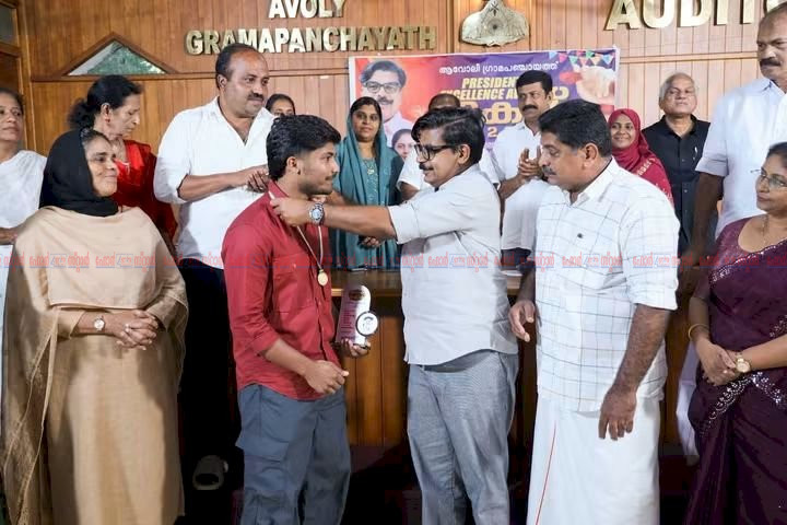​ആവോലി ഗ്രാമപഞ്ചായത്ത് പ്രസിഡന്റ്സ് എക്സലൻസ് അവാർഡ് വിതരണം മൂവാറ്റുപുഴ എം.എൽ.എ ഡോ. മാത്യു കുഴൽനാടൻ ഉദ്ഘാടനം ചെയ്തു