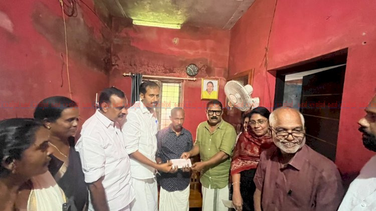 സ്മിതയുടെ കുടുംബത്തിന് കൈത്താങ്ങായി എറണാകുളം കുടുംബശ്രീ 35 ലക്ഷം രൂപ ധനസഹായം മന്ത്രിമാർ കൈമാറി