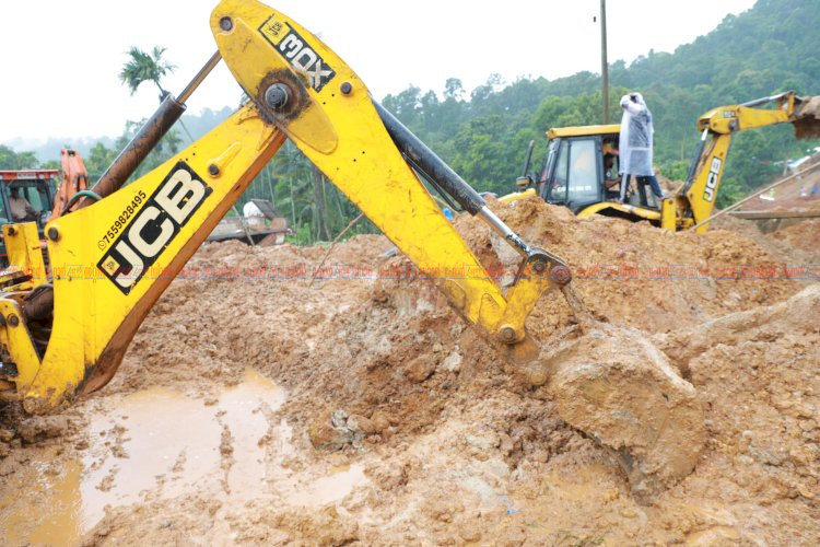 കള്ളാടി തുരങ്കപാതയിൽ മണ്ണിടിച്ചിൽ: രക്ഷാപ്രവർത്തനം ഊർജ്ജിതം; ഒൻപത് പേരെ വിംസ് ആശുപത്രിയിലേക്ക് മാറ്റി