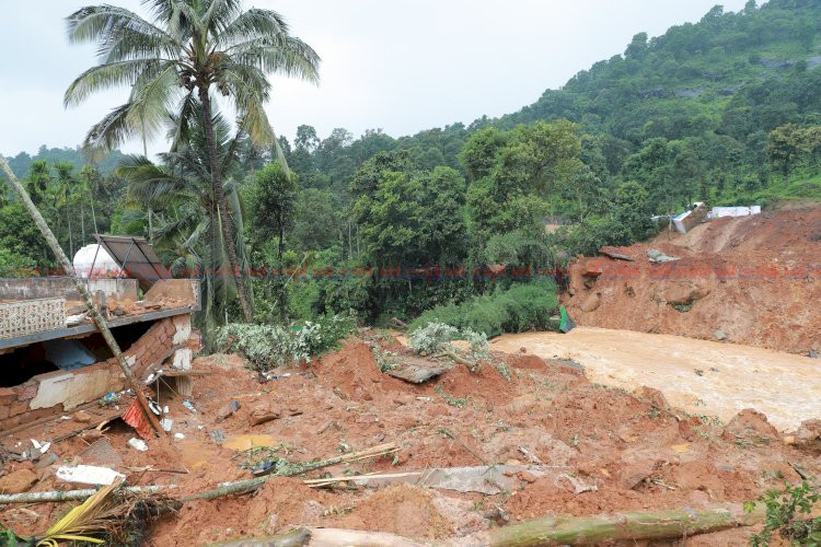കള്ളാടി തുരങ്കപാതയിൽ മണ്ണിടിച്ചിൽ: രക്ഷാപ്രവർത്തനം ഊർജ്ജിതം; ഒൻപത് പേരെ വിംസ് ആശുപത്രിയിലേക്ക് മാറ്റി