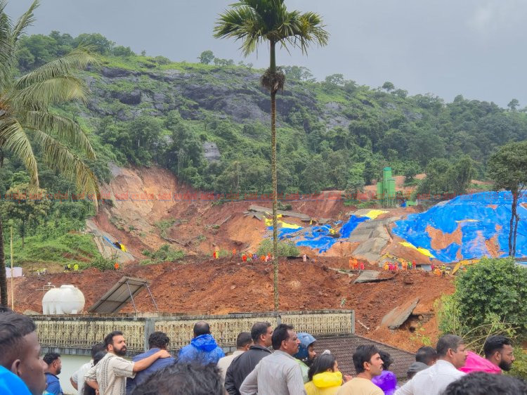 3 മരണം സ്ഥിരീകരിച്ചു 18 പേർ അപകടത്തിൽ, സ്നിഫർ നായകളെ എത്തിച്ച് തെരച്ചിൽ