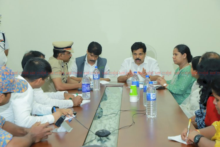 ​കള്ളാടി ദുരന്തം മന്ത്രിമാർ സ്ഥലം സന്ദർശിച്ചു മേപ്പാടി വിംസിൽ അവലോകന യോഗം ചേർന്നു, മരണപ്പെട്ടവരെ തിരിച്ചറിഞ്ഞു
