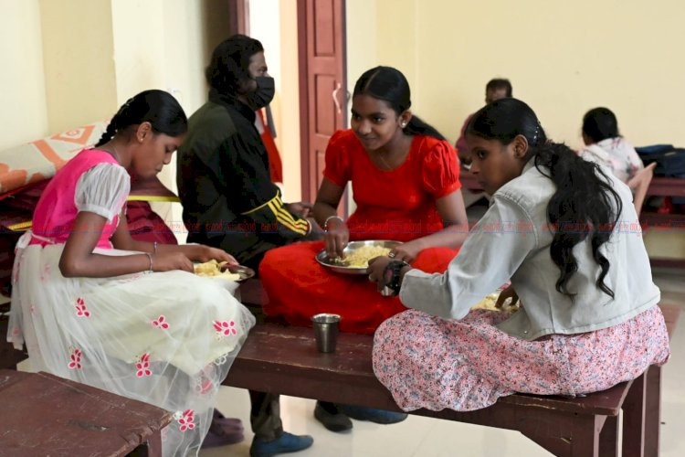ദുരിതാശ്വാസ ക്യാമ്പിൽ ഒത്തൊരുമയുടെ കരുതൽ; കള്ളാടി മണ്ണിടിച്ചിൽ മേഖല സന്ദർശിക്കാൻ മുഖ്യമന്ത്രിയുമെത്തും