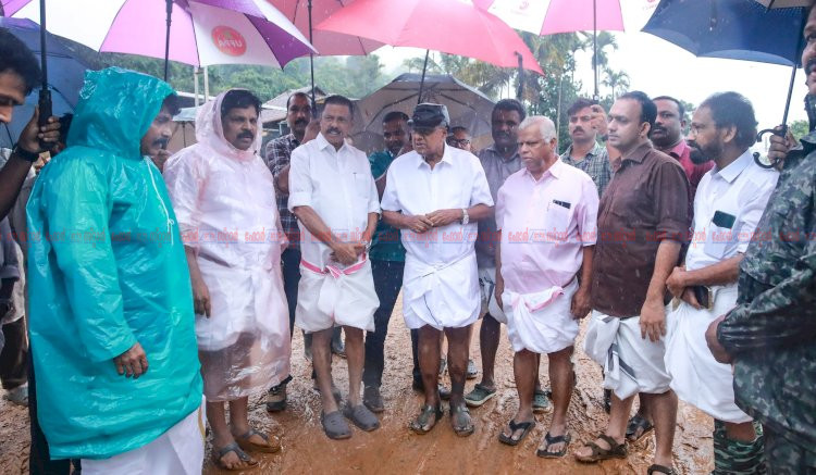പ്രതിപക്ഷ നേതാവ് പിണറായി വിജയൻ ദുരന്ത പ്രദേശം സന്ദർശിച്ചു
