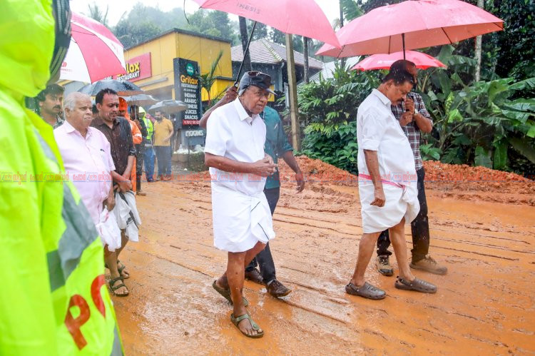 പ്രതിപക്ഷ നേതാവ് പിണറായി വിജയൻ ദുരന്ത പ്രദേശം സന്ദർശിച്ചു