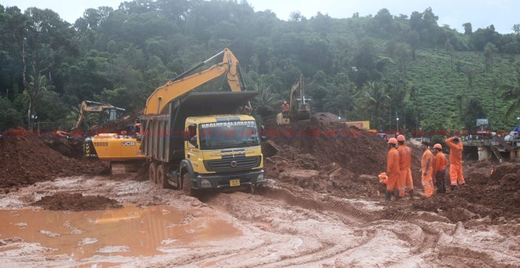 കള്ളാടി മണ്ണിടിച്ചിൽ ഹിമാചൽ സ്വദേശിക്കായുള്ള തിരച്ചിൽ തുടരുന്നു മേപ്പാടി ചൂരൽമല റോഡിൽ നാളെ ഗതാഗത നിയന്ത്രണം