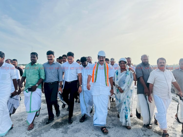 മാക്കേക്കടവ്–നേരേകടവ് പാലം ഓണത്തിന് തുറന്നുനൽകണം കെ. സി. വേണുഗോപാലും ഷാനിമോൾ ഉസ്മാനും