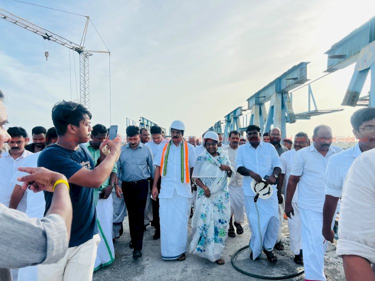 മാക്കേക്കടവ്–നേരേകടവ് പാലം ഓണത്തിന് തുറന്നുനൽകണം കെ. സി. വേണുഗോപാലും ഷാനിമോൾ ഉസ്മാനും