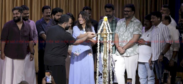 ഉർവ്വശിയും നവ്യയും ധ്യാനും ഒന്നിക്കുന്ന വിസിറ്റർ ; ഭദ്രദീപം തെളിയിച്ച് സ്വിച്ച് ഓൺ കർമ്മം നിർവ്വഹിച്ച് ദിലീപ്