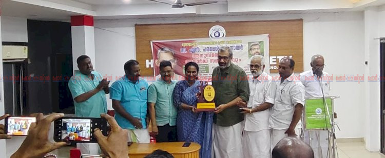 ​എൻ. പരമേശ്വരൻ നായർ അനുസ്മരണം പുരസ്കാരം സമ്മാനിച്ച് കുക്കു പരമേശ്വരൻ
