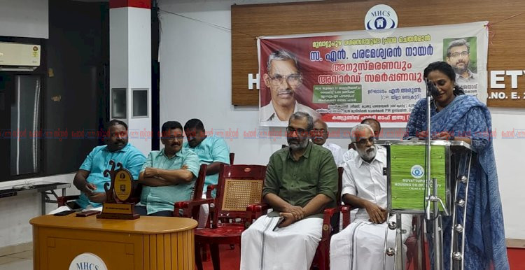 ​എൻ. പരമേശ്വരൻ നായർ അനുസ്മരണം പുരസ്കാരം സമ്മാനിച്ച് കുക്കു പരമേശ്വരൻ