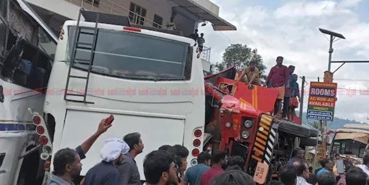 ശബരിമല ഡ്യൂട്ടിക്കിടെ ഫയർഫോഴ്സ് വാഹനം മറിഞ്ഞ് ഉദ്യോഗസ്ഥന് ദാരുണാന്ത്യം