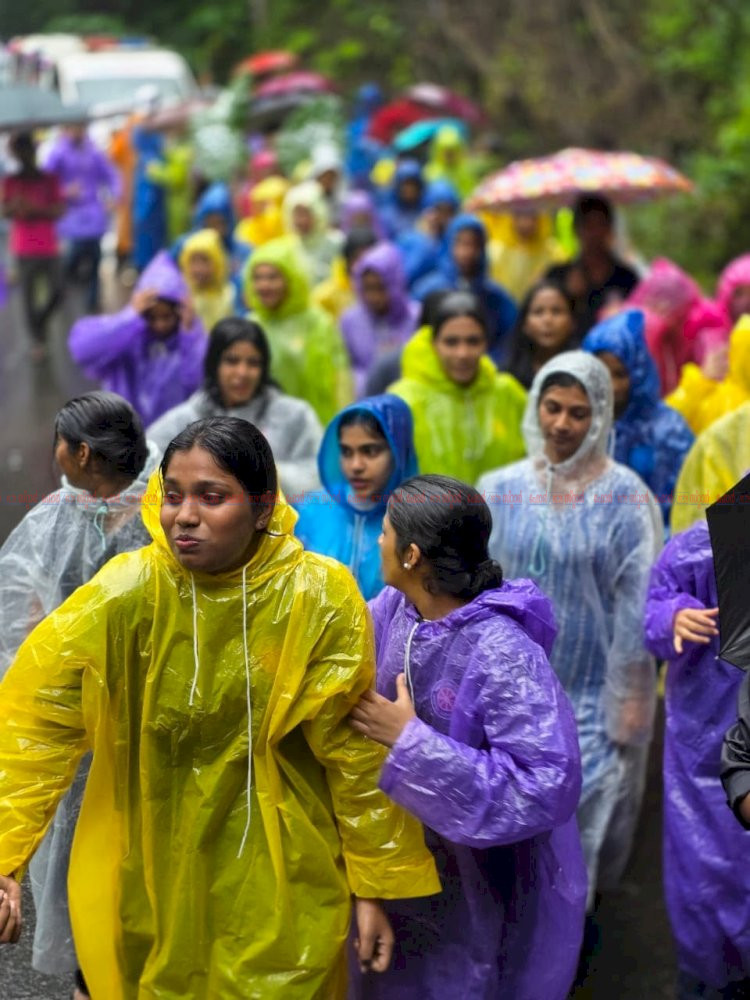കോടമഞ്ഞിന്റെ കുളിരിൽ മഴയാത്രയുമായി വിദ്യാർത്ഥികൾ