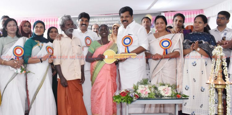 വാളാരംകുന്ന് ഉന്നതിയിലെ കുടുംബങ്ങൾക്ക് വീടുകൾ കൈമാറി മന്ത്രി എ.പി അനില്‍ കുമാര്‍.