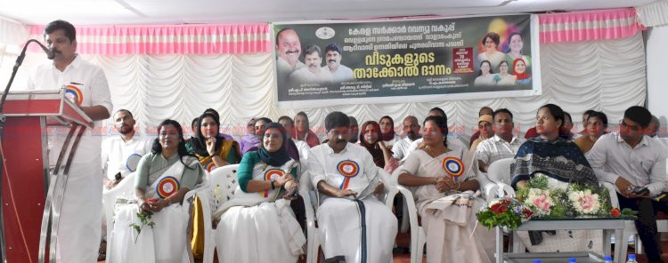 വാളാരംകുന്ന് ഉന്നതിയിലെ കുടുംബങ്ങൾക്ക് വീടുകൾ കൈമാറി മന്ത്രി എ.പി അനില്‍ കുമാര്‍.
