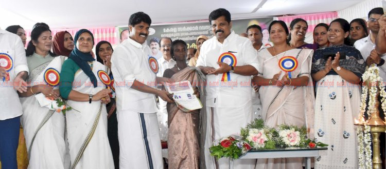 വാളാരംകുന്ന് ഉന്നതിയിലെ കുടുംബങ്ങൾക്ക് വീടുകൾ കൈമാറി മന്ത്രി എ.പി അനില്‍ കുമാര്‍.
