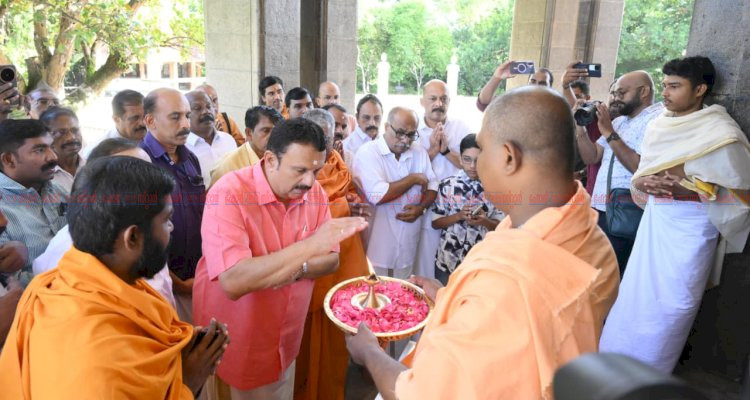 ​ഗുരുദേവ ദർശനങ്ങൾക്ക് കാലാതീതമായ പ്രസക്തി ശിവഗിരി മഠം സന്ദർശിച്ച് മന്ത്രി കെ. മുരളീധരൻ