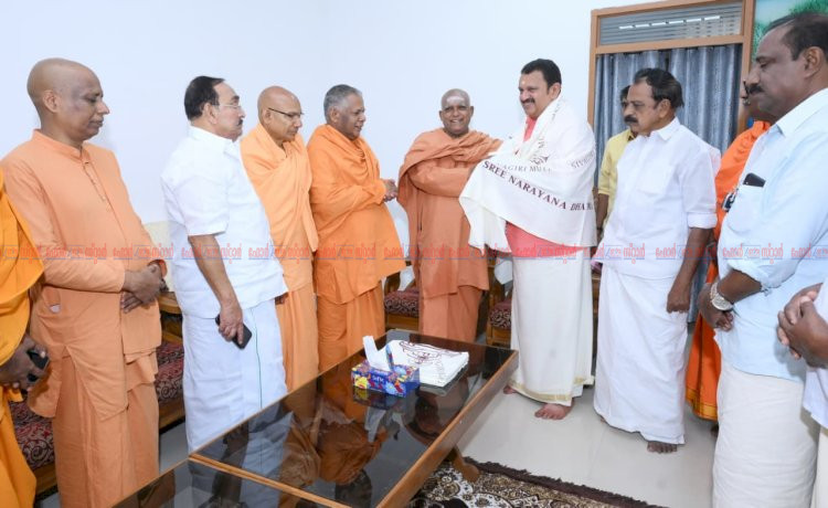 ​ഗുരുദേവ ദർശനങ്ങൾക്ക് കാലാതീതമായ പ്രസക്തി ശിവഗിരി മഠം സന്ദർശിച്ച് മന്ത്രി കെ. മുരളീധരൻ