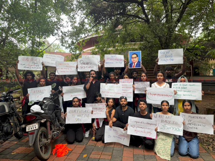അപ്പാനി ശരത്തിന്റെ നേതൃത്വത്തിൽ കാലടി സർവകലാശാലയ്ക്ക് മുന്നിൽ തെരുവ് നാടകം