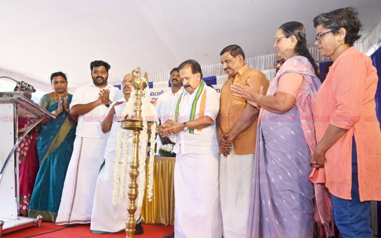 ഓണം ഖാദി മേളയ്ക്ക് തുടക്കം മന്ത്രി രമേശ് ചെന്നിത്തല ഉദ്ഘാടനം നിർവഹിച്ചു