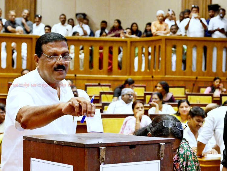 വി.ആർ. സുധീർ കൊച്ചി കോർപ്പറേഷൻ പുതിയ ഡെപ്യൂട്ടി മേയറായി സത്യപ്രതിജ്ഞ ചെയ്തു അധികാരമേറ്റു