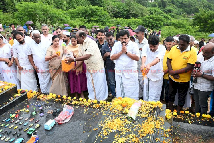 മുണ്ടക്കൈ ചൂരല്‍മല ദുരന്തം പുത്തുമല ഹൃദയഭൂമിയില്‍ സര്‍വ്വമത പ്രാര്‍ത്ഥനയും പുഷ്പാര്‍ച്ചനയും നടന്നു