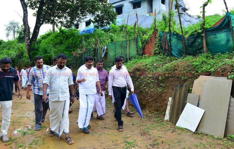 കൂട്ടിയിട്ട മണ്ണ് നീക്കം ചെയ്യണമെന്ന് മന്ത്രി അഡ്വ. ടി സിദ്ദീഖ്