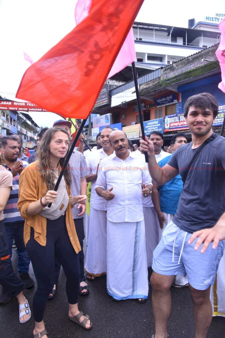 മലബാര്‍ റിവര്‍ ഫെസ്റ്റിവലിന് ആവേശത്തുടക്കം വിളംബര ജാഥയും കയാക്കാർമാർക്ക് സ്വീകരണവും നടന്നു