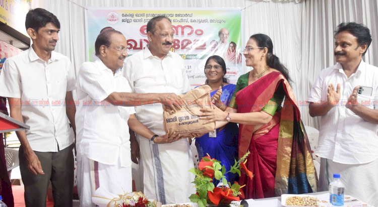 സ്വാതന്ത്ര്യ സമരത്തിന്റെ സ്മൃതികളുണർത്തുന്ന ഖാദി വസ്ത്രങ്ങളുടെ പ്രചാരണത്തിനായി എല്ലാവരും യത്നിക്കണമെന്ന് പി.കെ. കുഞ്ഞാലിക്കുട്ടി