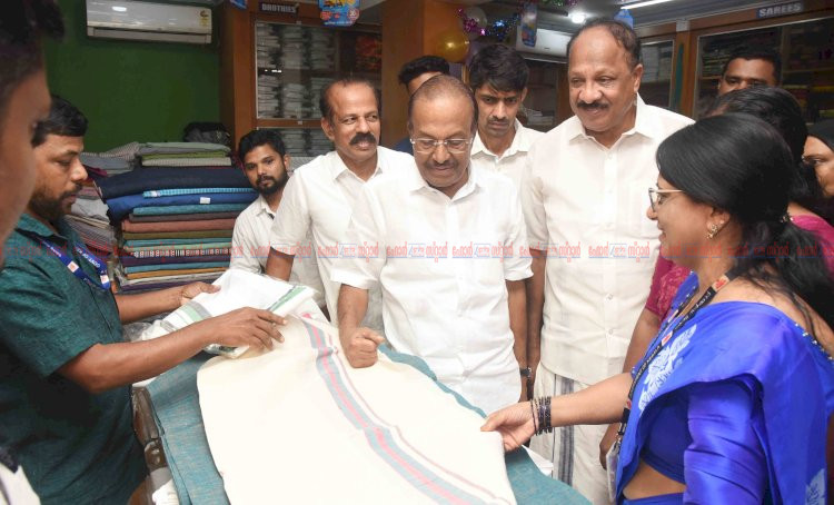 സ്വാതന്ത്ര്യ സമരത്തിന്റെ സ്മൃതികളുണർത്തുന്ന ഖാദി വസ്ത്രങ്ങളുടെ പ്രചാരണത്തിനായി എല്ലാവരും യത്നിക്കണമെന്ന് പി.കെ. കുഞ്ഞാലിക്കുട്ടി