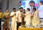 ​ മഹാസമ്മേളനം വിജയും മോഹൻലാലും പങ്കെടുക്കും നടൻ കുഞ്ചാക്കോ ബോബൻ തൂഫാൻ വാരിയർ ബാഡ്ജ് അണിയിച്ച് മന്ത്രി രമേശ് ചെന്നിത്തല