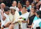 പ്രഥമ ഉമ്മൻചാണ്ടി പുരസ്കാരം നേടിയ ചെറുവയൽ രാമനെ വസതിയിലെത്തി ആദരിച്ച് മന്ത്രി ടി. സിദ്ദീഖ്