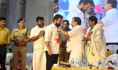 ​ മഹാസമ്മേളനം വിജയും മോഹൻലാലും പങ്കെടുക്കും നടൻ കുഞ്ചാക്കോ ബോബൻ തൂഫാൻ വാരിയർ ബാഡ്ജ് അണിയിച്ച് മന്ത്രി രമേശ് ചെന്നിത്തല