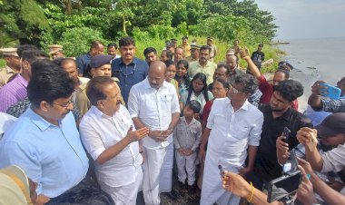 കുട്ടനാട്ടിൽ വെള്ളപ്പൊക്ക ഭീഷണി തോട്ടപ്പള്ളി സ്പിൽവേയിൽ മന്ത്രിമാരുടെ അടിയന്തര സന്ദർശനം