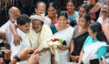 പ്രഥമ ഉമ്മൻചാണ്ടി പുരസ്കാരം നേടിയ ചെറുവയൽ രാമനെ വസതിയിലെത്തി ആദരിച്ച് മന്ത്രി ടി. സിദ്ദീഖ്