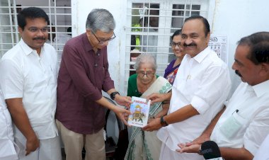 ഡോ. എം. ലീലാവതിയുടെ ഭാരതാലോകം മുഖ്യമന്ത്രി വി.ഡി. സതീശൻ പ്രകാശനം ചെയ്തു