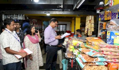 കരിഞ്ചന്തയും പൂഴ്ത്തിവെപ്പും തടയാൻ കളക്ടർ നേരിട്ടിറങ്ങി 16 കടകളിൽ പരിശോധന, മൂന്നിടത്ത് ക്രമക്കേട്