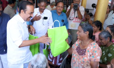 വാക്കുപാലിച്ച് മുഖ്യമന്ത്രി വി.ഡി. സതീശൻ സ്നേഹാലയത്തിലെ അമ്മമാർക്ക് ഓണക്കോടി സമ്മാനിച്ചു