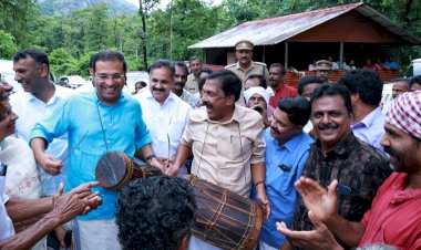 ആദിവാസി സഹോദരങ്ങൾക്കൊപ്പം സദ്യയും നൃത്തച്ചുവടുകളുമായി മന്ത്രിയും എംഎൽഎയും