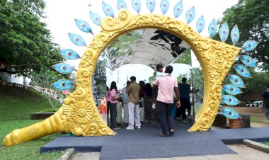കനകക്കുന്ന് കൊട്ടാരമുറ്റത്ത് കൗതുകമായി വാൽക്കണ്ണാടി