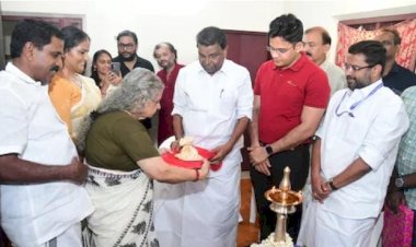 സൗമ്യവതി തമ്പുരാട്ടിക്ക് ഉത്രാടക്കിഴിയും ഓണക്കോടിയും കൈമാറി സ്പീക്കർ തിരുവഞ്ചൂർ രാധാകൃഷ്ണൻ