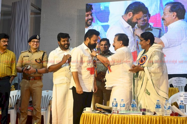 ​ മഹാസമ്മേളനം വിജയും മോഹൻലാലും പങ്കെടുക്കും നടൻ കുഞ്ചാക്കോ ബോബൻ തൂഫാൻ വാരിയർ ബാഡ്ജ് അണിയിച്ച് മന്ത്രി രമേശ് ചെന്നിത്തല