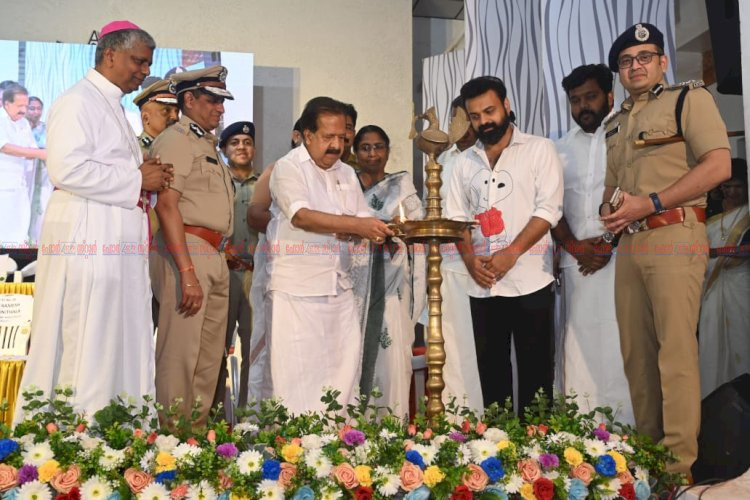 ​ മഹാസമ്മേളനം വിജയും മോഹൻലാലും പങ്കെടുക്കും നടൻ കുഞ്ചാക്കോ ബോബൻ തൂഫാൻ വാരിയർ ബാഡ്ജ് അണിയിച്ച് മന്ത്രി രമേശ് ചെന്നിത്തല