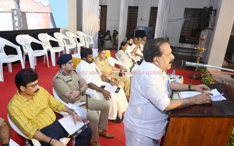 ​ മഹാസമ്മേളനം വിജയും മോഹൻലാലും പങ്കെടുക്കും നടൻ കുഞ്ചാക്കോ ബോബൻ തൂഫാൻ വാരിയർ ബാഡ്ജ് അണിയിച്ച് മന്ത്രി രമേശ് ചെന്നിത്തല