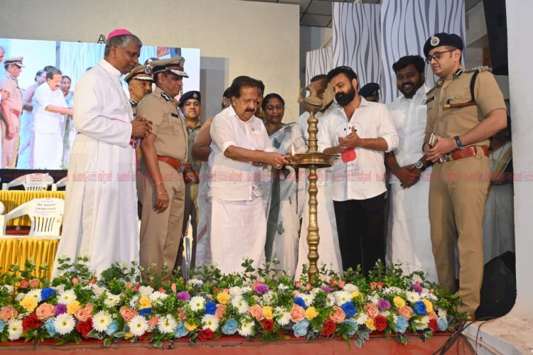 ​ മഹാസമ്മേളനം വിജയും മോഹൻലാലും പങ്കെടുക്കും നടൻ കുഞ്ചാക്കോ ബോബൻ തൂഫാൻ വാരിയർ ബാഡ്ജ് അണിയിച്ച് മന്ത്രി രമേശ് ചെന്നിത്തല
