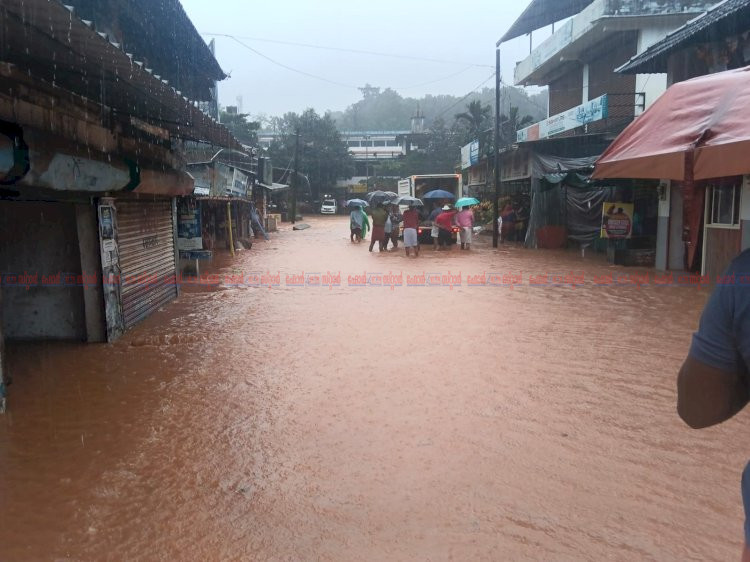 കണ്ണൂരില്‍ കനത്ത മഴ തുടരുന്നു 386 പേരെ മാറ്റിപ്പാര്‍പ്പിച്ചു, രണ്ടുപേരെ ഒഴുക്കില്‍പെട്ട് കാണാതായി