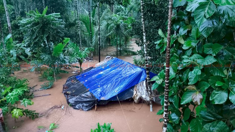 കണ്ണൂരില്‍ കനത്ത മഴ തുടരുന്നു 386 പേരെ മാറ്റിപ്പാര്‍പ്പിച്ചു, രണ്ടുപേരെ ഒഴുക്കില്‍പെട്ട് കാണാതായി