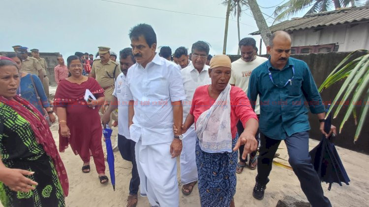 കടൽക്ഷോഭം രൂക്ഷം കെ.സി. വേണുഗോപാലും ജി. സുധാകരനും സന്ദർശനം നടത്തി, ദുരിതാശ്വാസ പ്രവർത്തനങ്ങൾ ഊർജ്ജിതമാക്കി