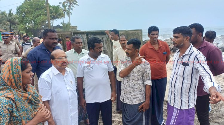 കടൽക്ഷോഭം രൂക്ഷം കെ.സി. വേണുഗോപാലും ജി. സുധാകരനും സന്ദർശനം നടത്തി, ദുരിതാശ്വാസ പ്രവർത്തനങ്ങൾ ഊർജ്ജിതമാക്കി